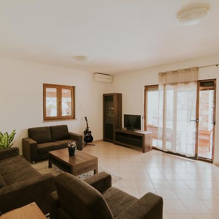 Villa Daisy Tar-Vabriga Exteriör bild